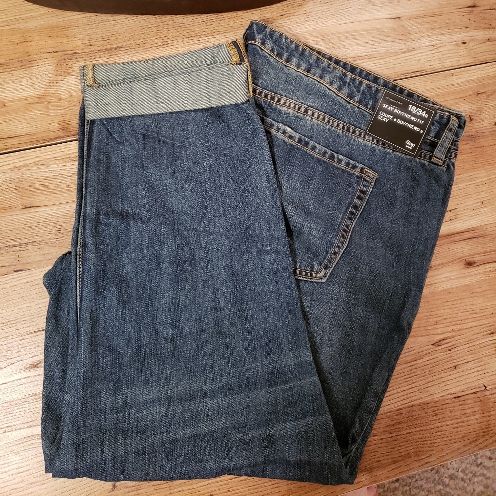 ⬇️ GAP Sexy Boyfriend Fit Jeans NWT Sz 18